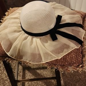 A Women's beige and black hat
